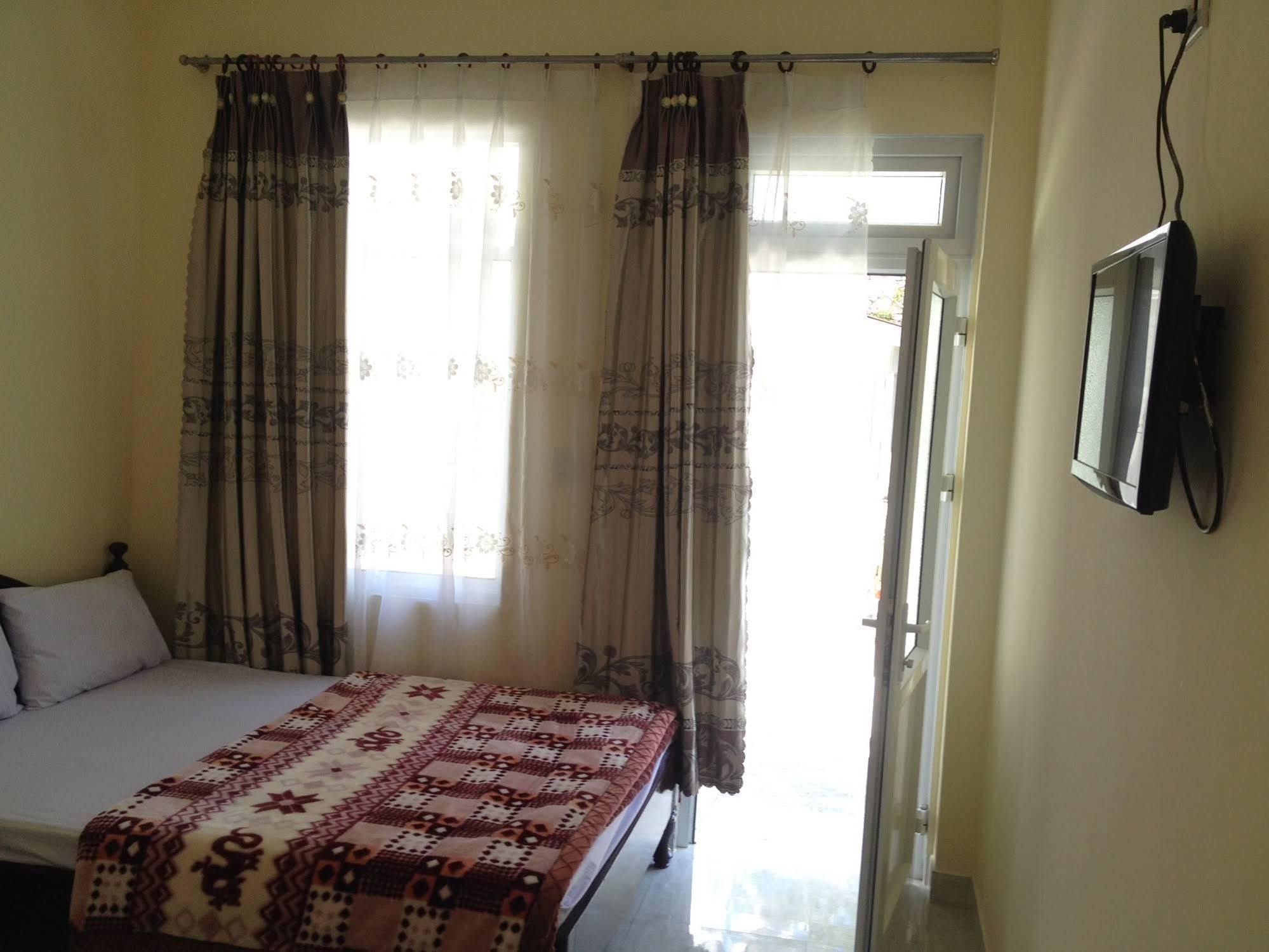 Phuong Hong Guesthouse Далат Екстер'єр фото